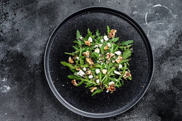 Sana insalata con rucola, formaggio di capra, noci e salsa vinaigrette. Vista dall'alto