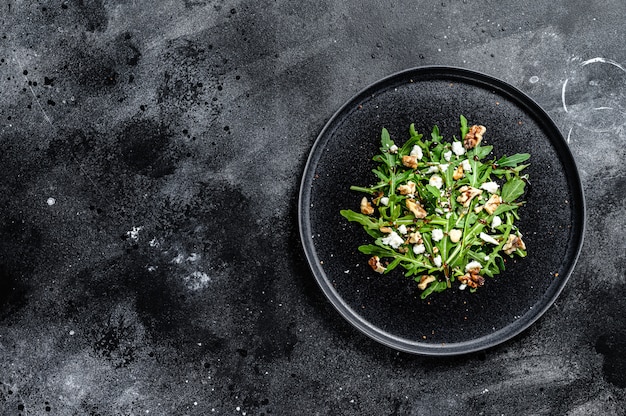 Sana insalata con rucola, formaggio di capra, noci e salsa vinaigrette.