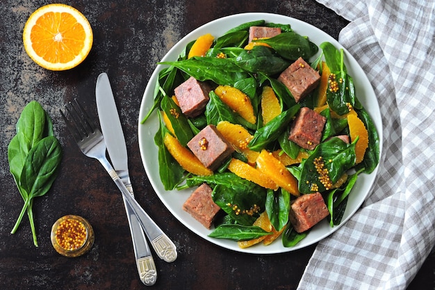 Sana insalata con spinaci, arancia e salmone affumicato.