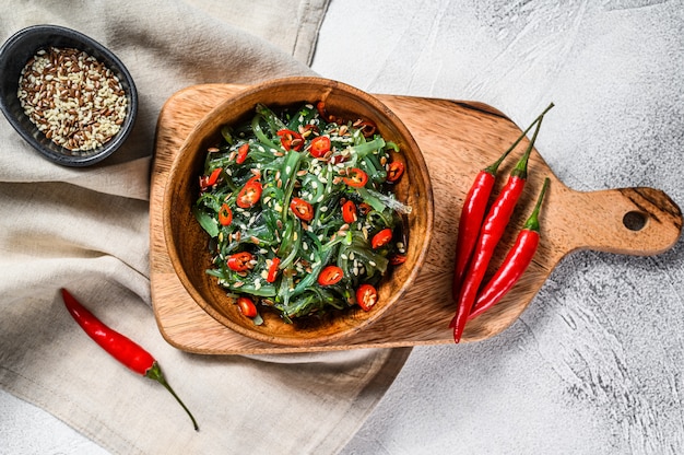 Sana insalata di alghe chuka con verdure e peperoncino rosso. Vista dall'alto