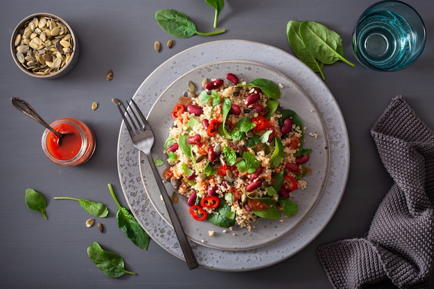 Sana insalata di fagioli e quinoa con spinaci, peperoncino