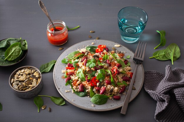 Sana insalata di fagioli e quinoa con spinaci, peperoncino