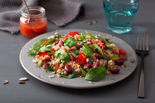 Sana insalata di fagioli e quinoa con spinaci, peperoncino