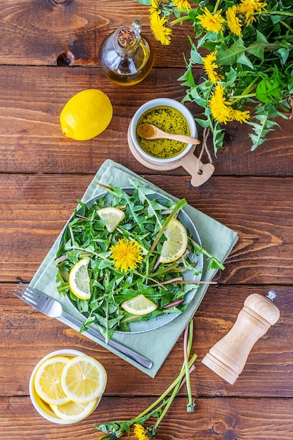 Sana insalata di tarassaco con olio d'oliva, succo di limone e spezie