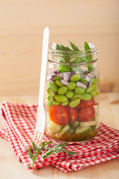 Sana insalata di verdure in barattolo di vetro: pomodoro, cetriolo, soia, cipolla