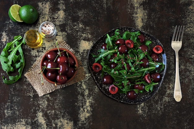 Sana insalata dietetica con ciliegie e rucola.