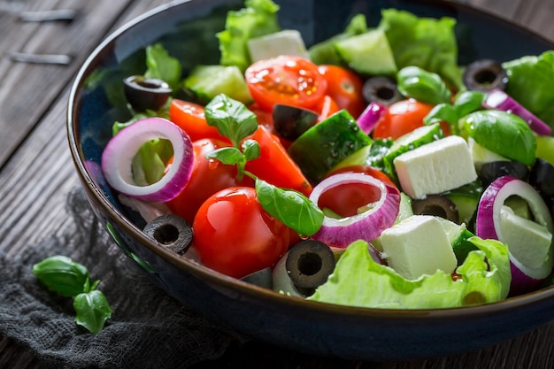 Sana insalata greca con formaggio feta olive nere e lattuga