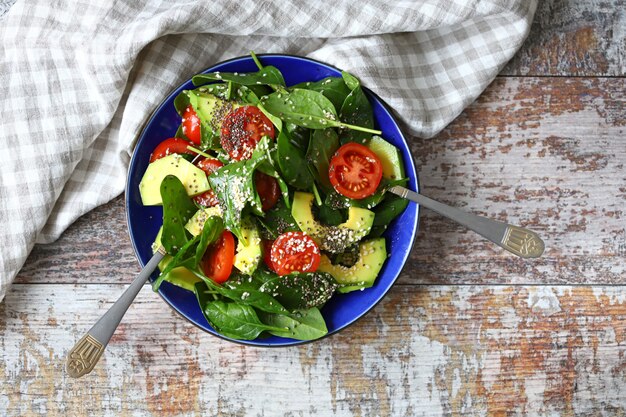 Sana insalata vegana con semi di avocado e chia.