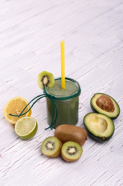 Sana la smoothie con calce, avocado e kiwi si trovano sul tavolo