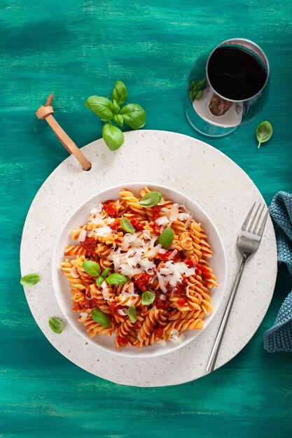 Sana pasta fusilli con salsa di pomodoro, parmigiano e basilico