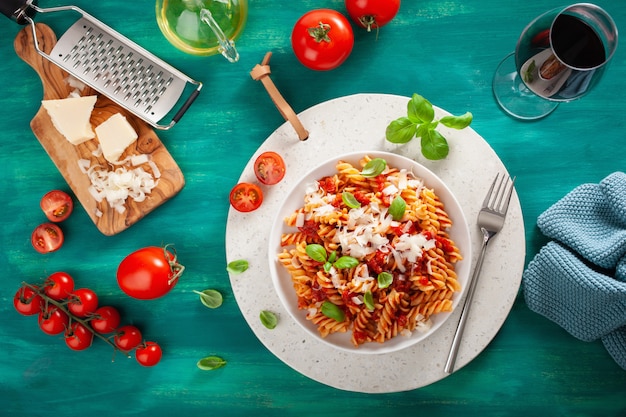 Sana pasta fusilli con salsa di pomodoro, parmigiano e basilico