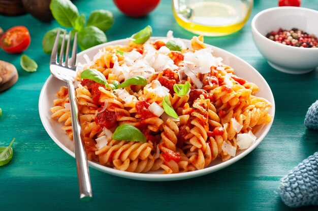 Sana pasta fusilli con salsa di pomodoro, parmigiano e basilico