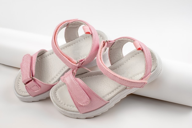 Sandali rosa per bambini in pelle lucida con chiusure in velcro suole piatte bianche