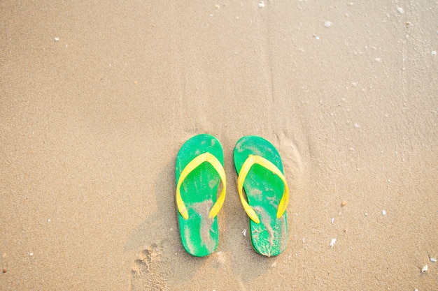 sandalo sulla spiaggia di sabbia.