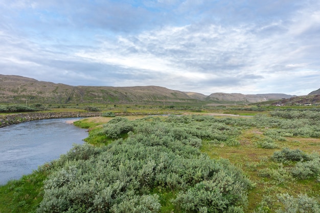 Sandfjordelva è un fiume sulla penisola di Varanger, Finnmark, Norvegia