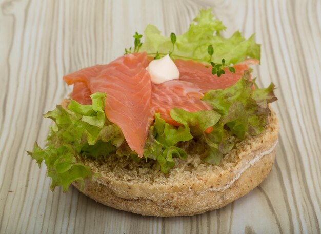 Sandwich al salmone con timo