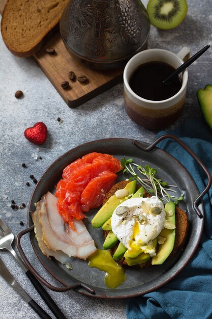 Sandwich all'uovo sodo con salmone avocado caffè e salmone affumicato