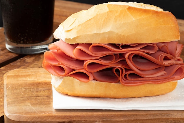 Sandwich brasiliano ripieno di mortadella Fuoco selettivo