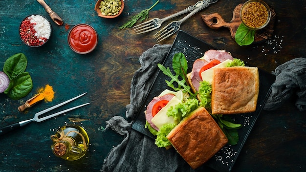 Sandwich Ciabatta con pancetta, pomodori e formaggio Cibo italiano Vista dall'alto Spazio per la copia gratuito