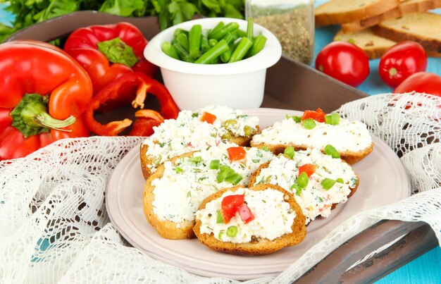 Sandwich con formaggio cottage e verdure sul piatto su un tavolo di legno