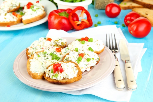 Sandwich con formaggio cottage e verdure sul piatto su un tavolo di legno
