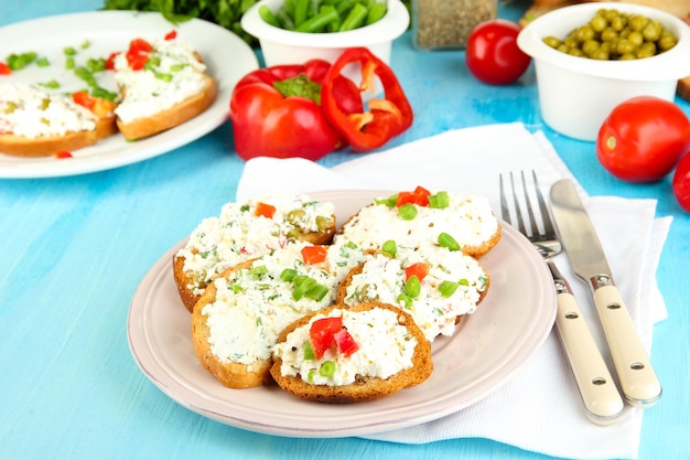 Sandwich con formaggio cottage e verdure sul piatto su un tavolo di legno