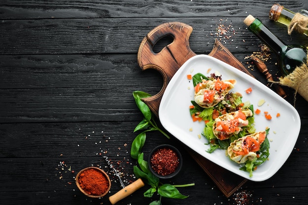 Sandwich di avocado e uova con salmone Piatti del ristorante Vista dall'alto Spazio libero per il testo