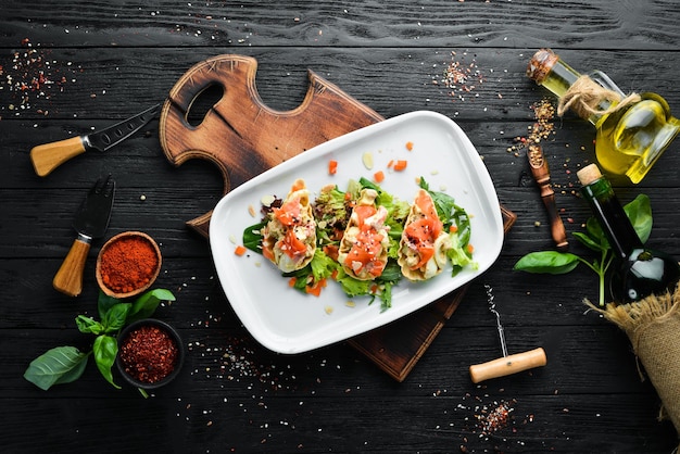 Sandwich di avocado e uova con salmone Piatti del ristorante Vista dall'alto Spazio libero per il testo