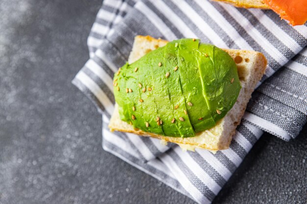 sandwich di avocado fresco pasto sano spuntino sul tavolo copia spazio sfondo cibo rustico