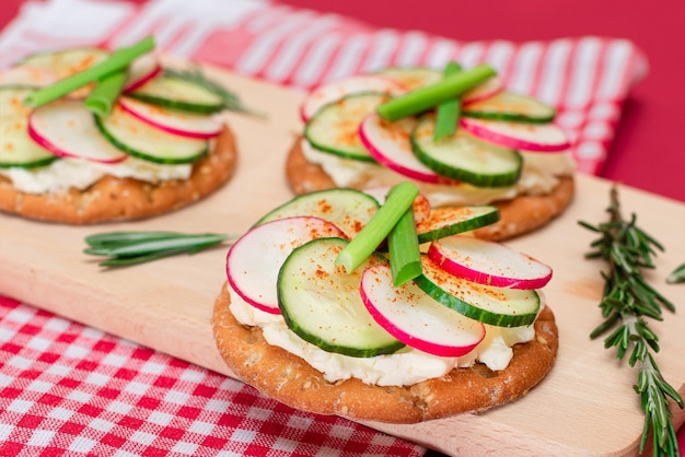 Sandwich di cracker con crema di formaggio fresco cetriolo e ravanello