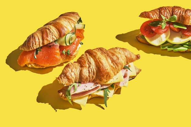 Sandwich di croissant con prosciutto di salmone e formaggio