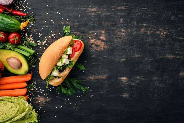 Sandwich di hamburger con funghi di formaggio feta e foglie di lattuga su uno sfondo di legno Vista dall'alto Spazio di copia