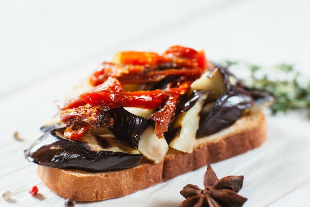 Sandwich di melanzane pomodori secchi