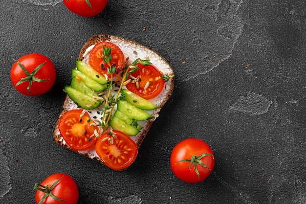 Sandwich di pane di segale con fette di pomodori e cetrioli