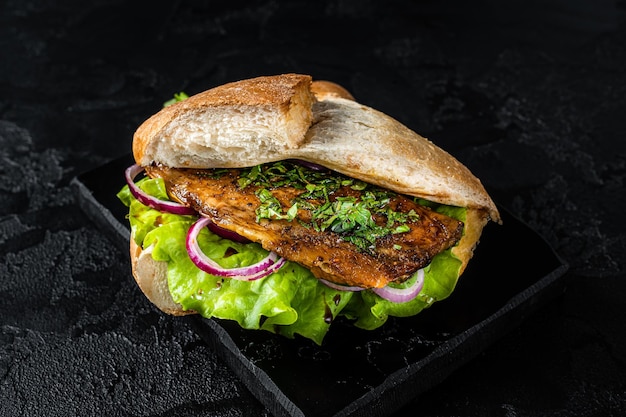 Sandwich di pesce turco con filetto di sgombro grigliato Balik Ekmek Sfondo nero Vista dall'alto