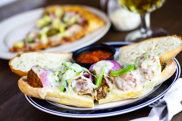 Sandwich di polpette con salsa sul piatto nel ristorante italiano.