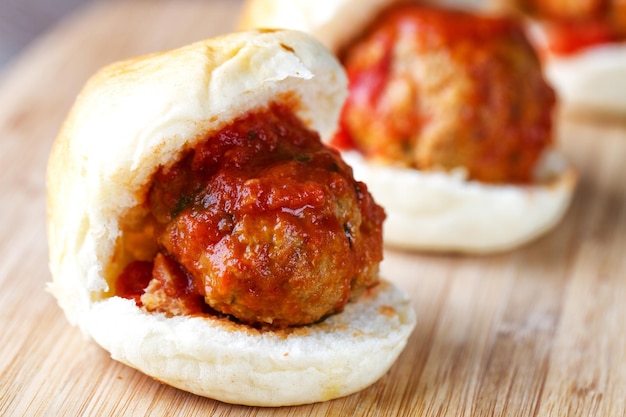 Sandwich di polpette speziate fatte in casa con salsa alla marinara