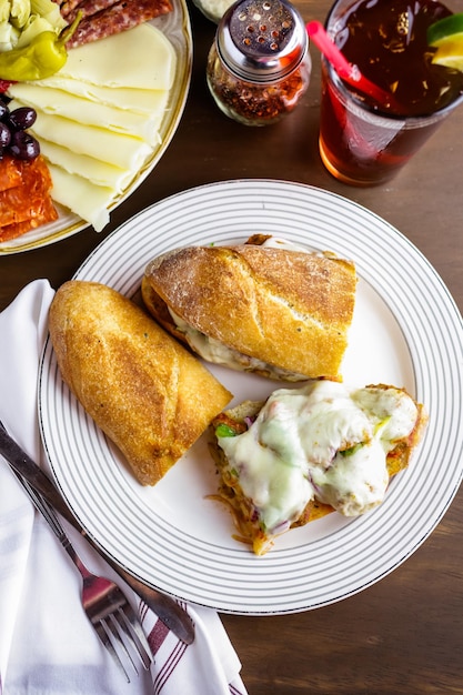 Sandwich di polpette sul piatto in un ristorante italiano.