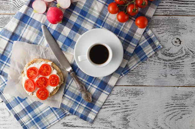 sandwich di pomodoro e tazza di caffè per la colazione