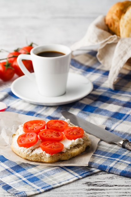 sandwich di pomodoro e tazza di caffè per la colazione