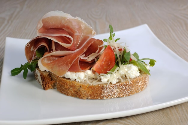 Sandwich di prosciutto con ricotta rucola e formaggio