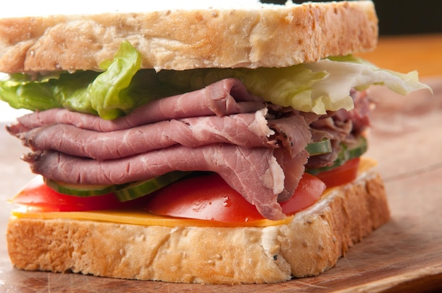 Sandwich di roast beef e pomodoro