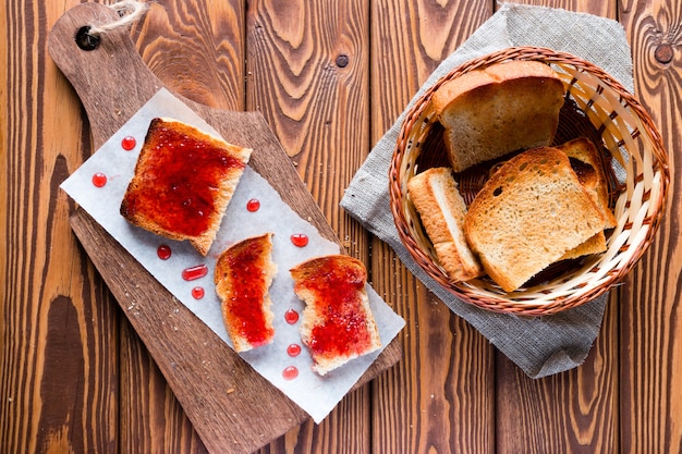 Sandwich di toast e marmellata scende su un tagliere