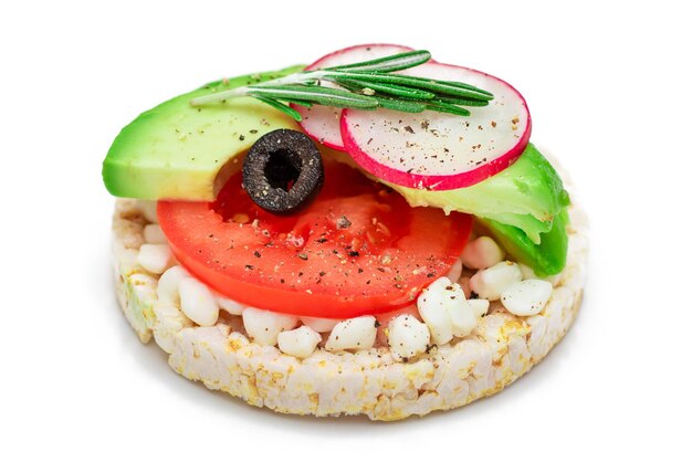 Sandwich di torta di riso con avocado, pomodoro, formaggio cottage, olive e ramoscello