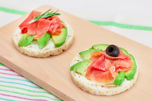 Sandwich di torta di riso con olive jamon di avocado e rosmarino