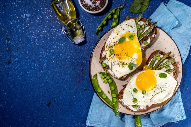 Sandwich per la colazione con asparagi e uova