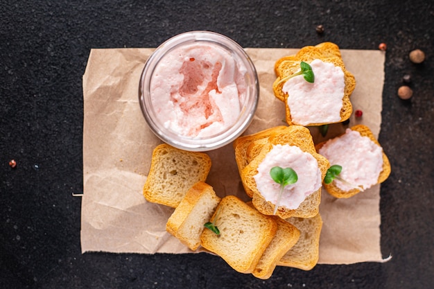 Sandwich Smorrebrod burro spalmato di gamberi su pane caviale capelin frutti di mare spuntino pasto fresco