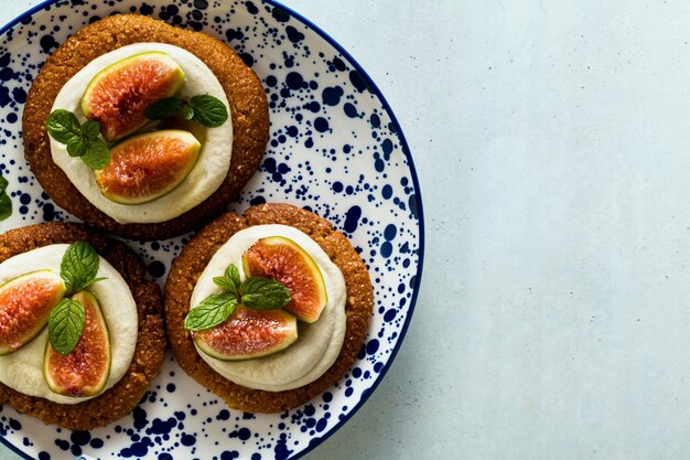 Sane torte vegane senza glutine con base di biscotti al sesamo e crema di anacardi.