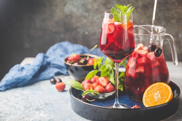 Sangria al vino rosso o punch con frutta e ghiaccio in bicchieri e pincher. Sangria di frutta fresca fatta in casa.