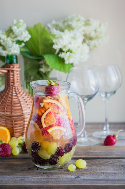 sangria alla frutta rinfrescante fatta in casa o punch con champagne, fragole, arance e uva